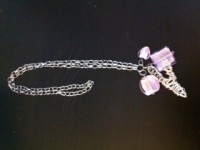 Halsband med rosa hänge
